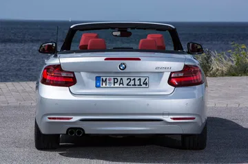 Vista trasera completa del BMW Serie 2 Cabrio, destacando su diseño y pilotos.