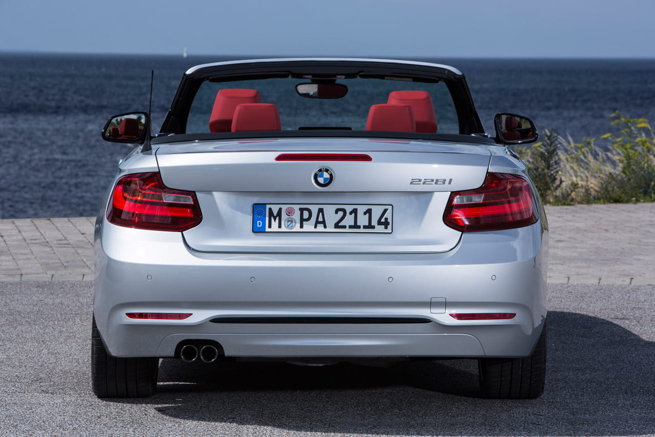 Vista trasera completa del BMW Serie 2 Cabrio, destacando su diseño y pilotos.