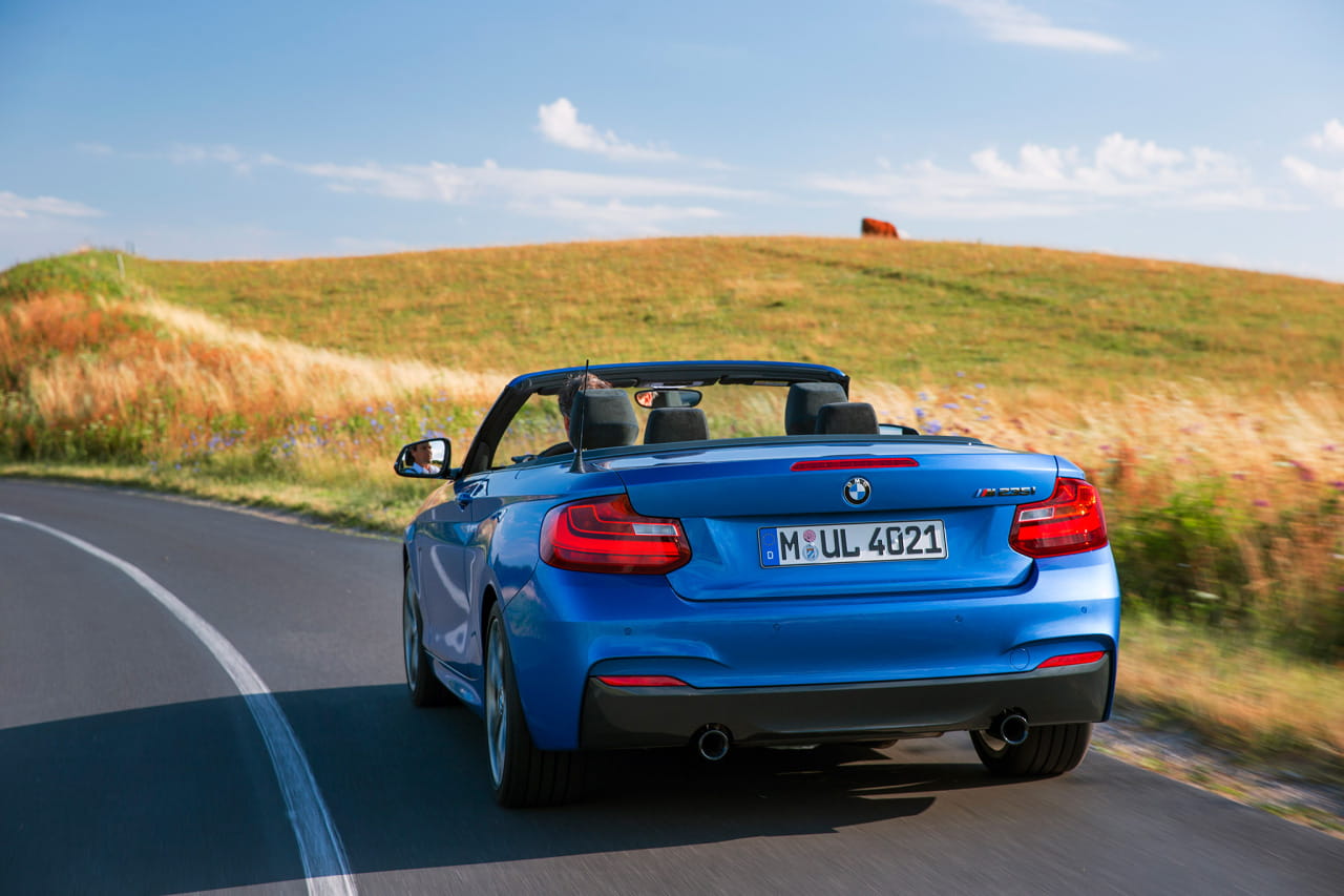 Vista dinámica del BMW Serie 2 Cabrio en carretera abierta.