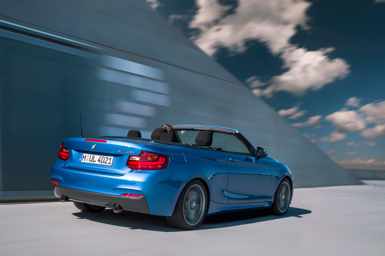 Vista trasera y lateral del BMW Serie 2 Cabrio, destacando su dinámica silueta.