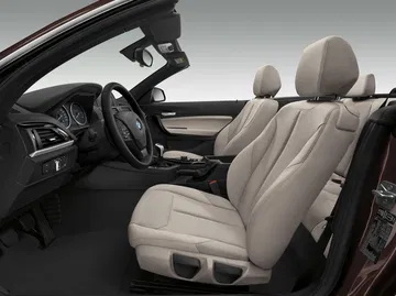 Vista lateral de la cabina lujosa del BMW Serie 2 Cabrio, destacando su tapicería premium.