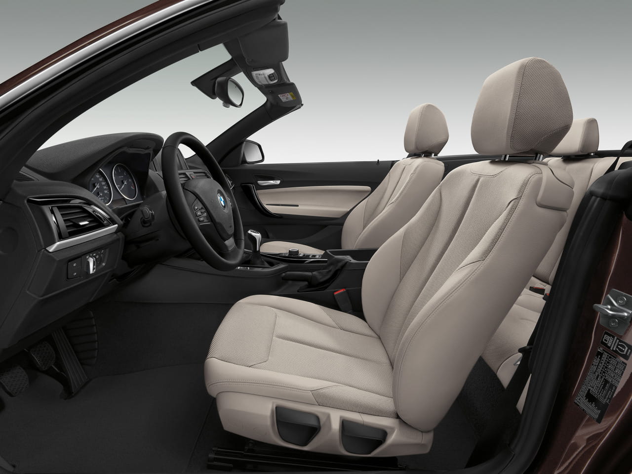 Vista lateral de la cabina lujosa del BMW Serie 2 Cabrio, destacando su tapicería premium.