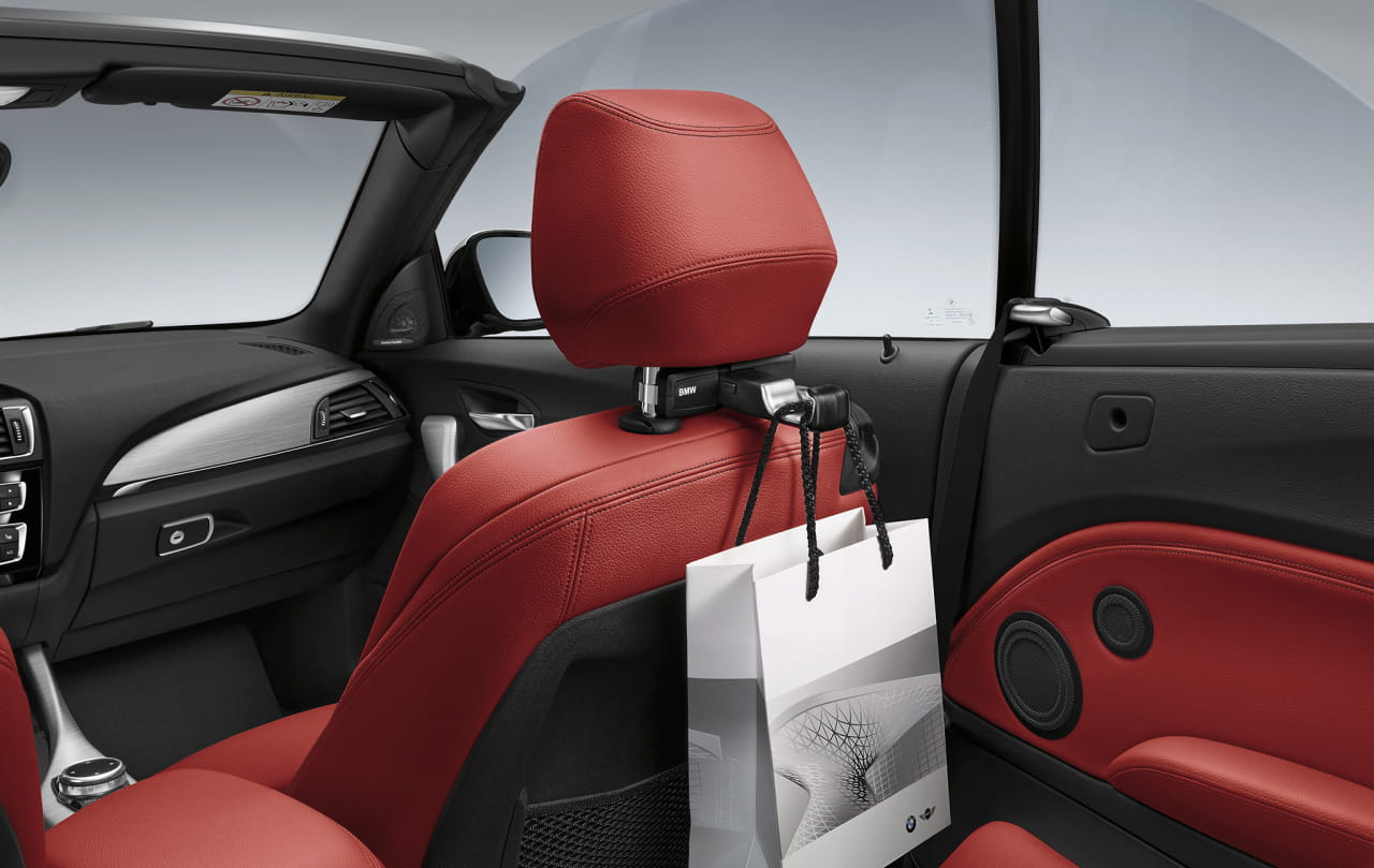 Vista del asiento en piel roja del BMW Serie 2 Cabrio, con la puerta abierta.