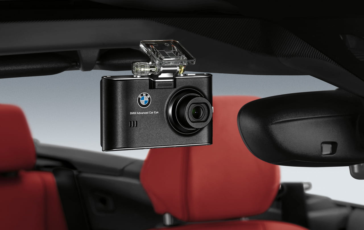 Una cámara BMW colgada en el interior del BMW Serie 2 Cabrio.