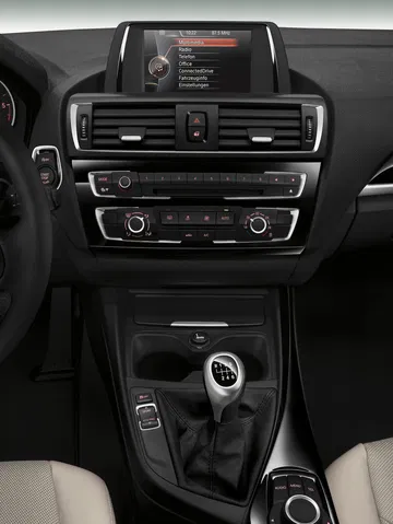 Vista de la consola central del BMW Serie 2 Cabrio, con controles de climatización y sistema de audio.