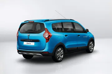 Vista trasera lateral del Dacia Lodgy Stepway, mostrando líneas y diseño.