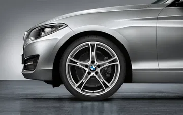Primer plano de la llanta de aleación ligera del BMW Serie 2 Cabrio.