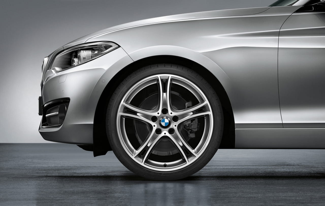 Primer plano de la llanta de aleación ligera del BMW Serie 2 Cabrio.