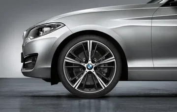 Primer plano de la llanta deportiva BMW Serie 2 Cabrio, destacando su diseño dinámico.