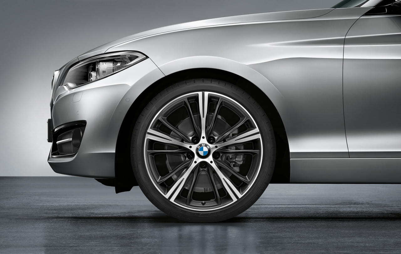 Primer plano de la llanta deportiva BMW Serie 2 Cabrio, destacando su diseño dinámico.