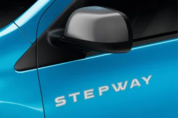 Vista cercana del espejo retrovisor del Dacia Lodgy Stepway con detalle de insignia.