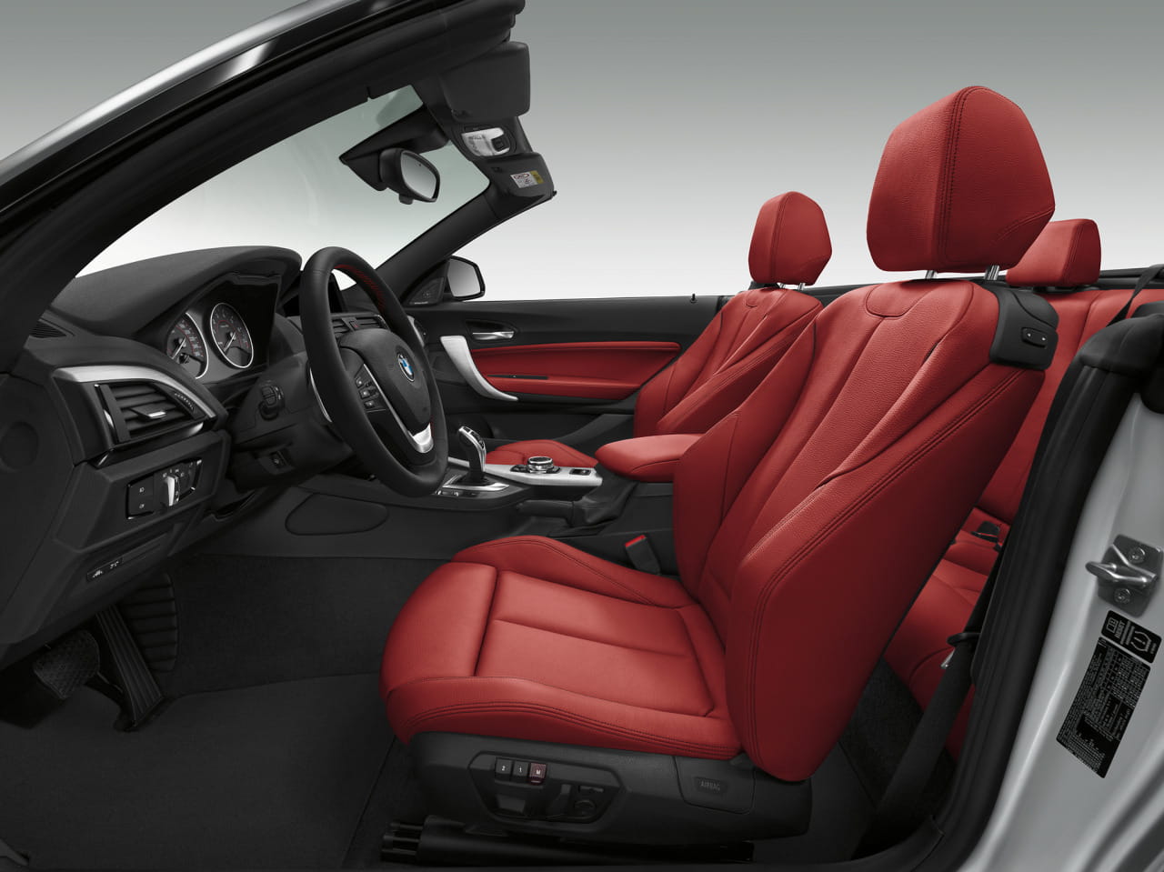 Vista lateral de los asientos deportivos en cuero rojo del BMW Serie 2 Cabrio.