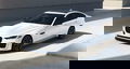Vista angular del Jaguar XE resaltando su diseño dinámico.