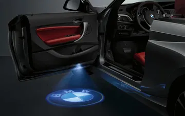 BMW Serie 2 Cabrio con luz de cortesía proyectando el logo.