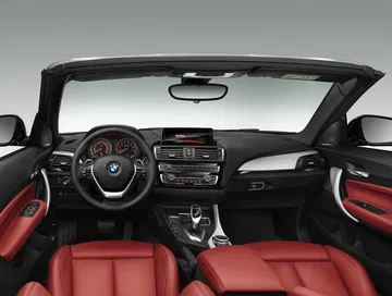 Vista del salpicadero y asientos delanteros en cuero rojo del BMW Serie 2 Cabrio.