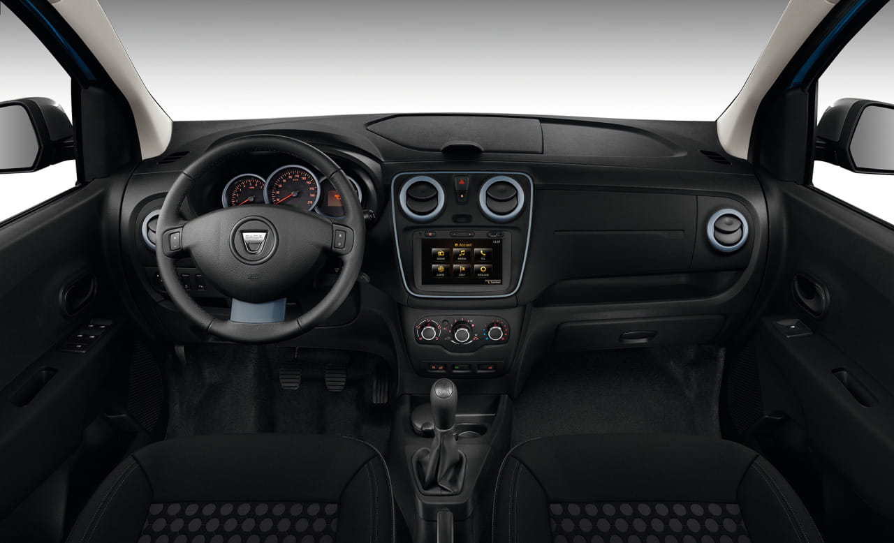 Vista del tablero con volante y consola central del Dacia Lodgy Stepway.