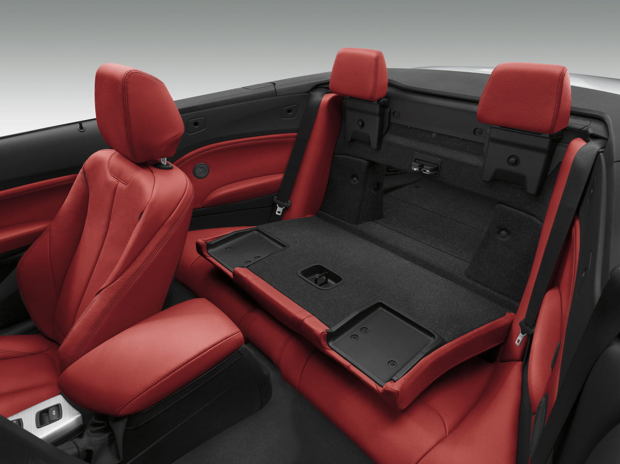 Vista de los asientos de cuero rojo en habitáculo BMW Serie 2 Cabrio.