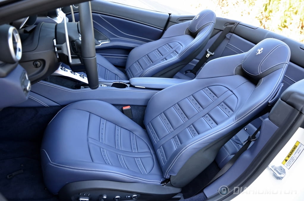 Vista superior de los asientos deportivos del Ferrari California T.