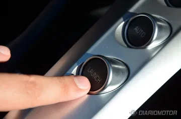 Control de marchas del Ferrari California T con acabado metalizado.