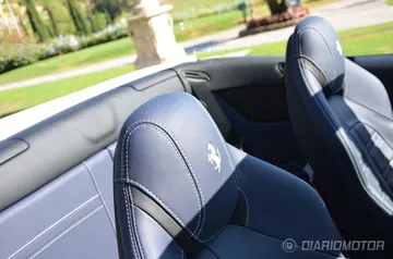 Vista de los asientos de cuero con emblema de Ferrari.