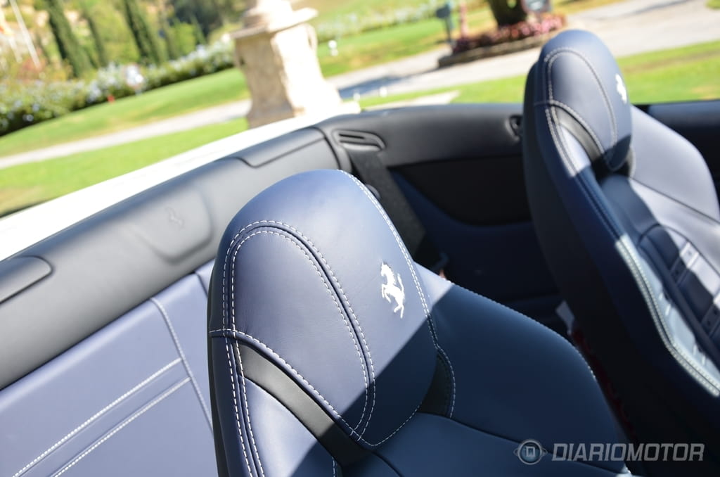 Vista de los asientos de cuero con emblema de Ferrari.
