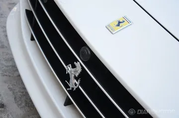 Primer plano del emblema del Ferrari California T.