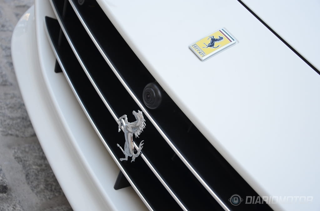 Primer plano del emblema del Ferrari California T.