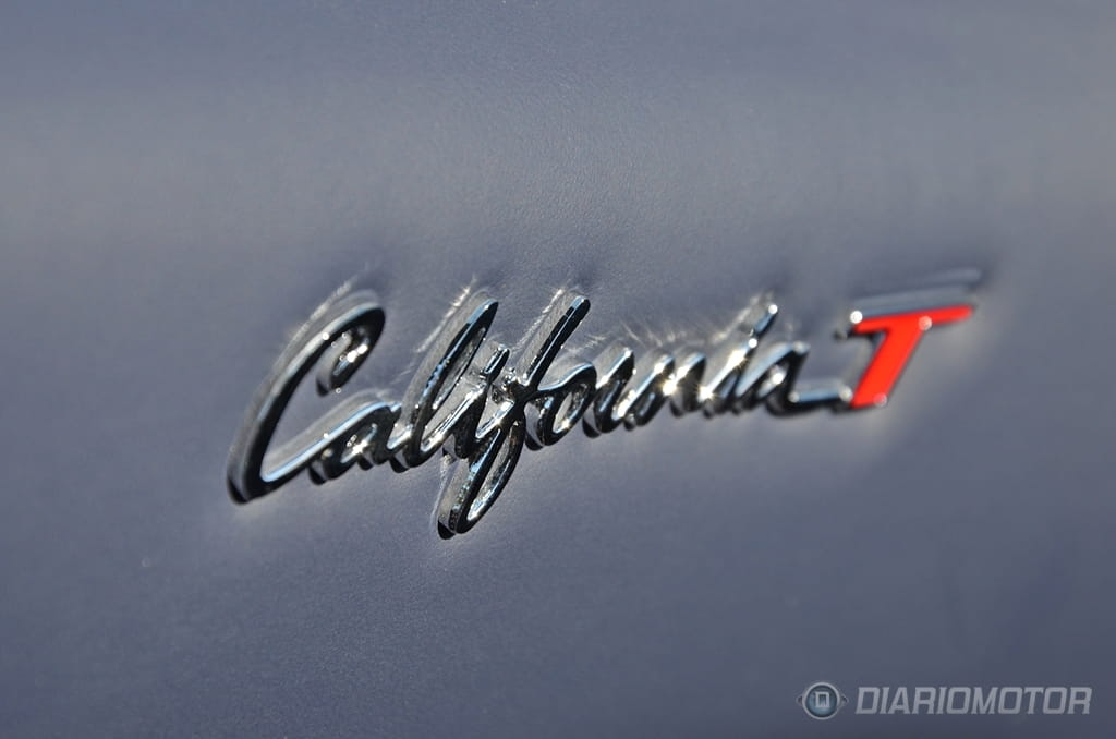 Emblema lateral que denota la identidad del Ferrari California T.