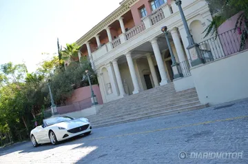 Vista angular del Ferrari California T destacando su diseño frontal y lateral.