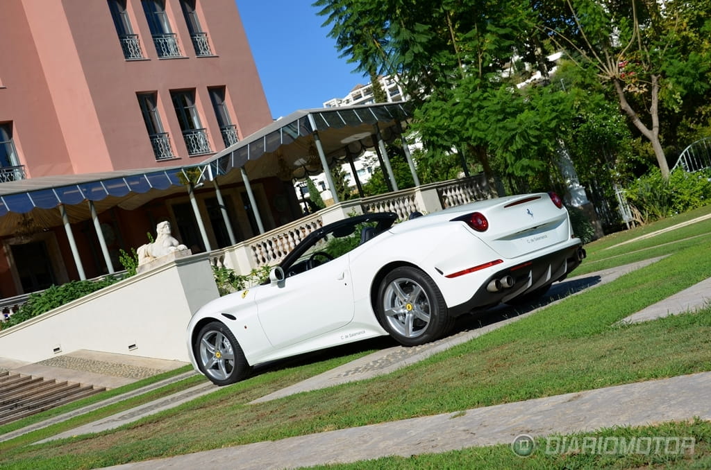 Vista lateral de un Ferrari California T en color blanco, apreciándose su elegante diseño.