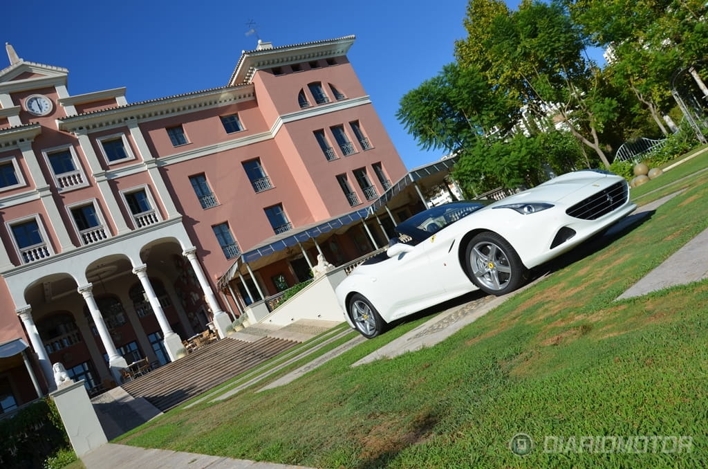 Vista lateral del Ferrari California T aparcado en zona residencial