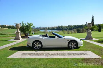 Vista lateral del Ferrari California T resaltando su elegante diseño.