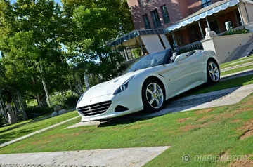Vista angular del Ferrari California T con capota descapotable.