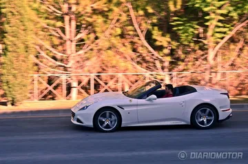 Vista dinámica del Ferrari California T en movimiento, perfil mostrado.