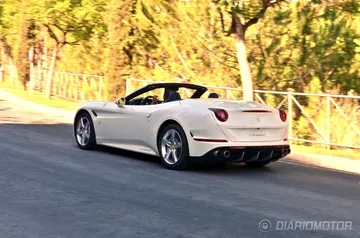 Vista dinámica del Ferrari California T desde una perspectiva trasero-lateral.
