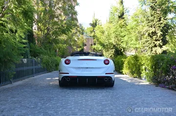 Vista trasera del Ferrari California T destacando sus pilotos y difusor.
