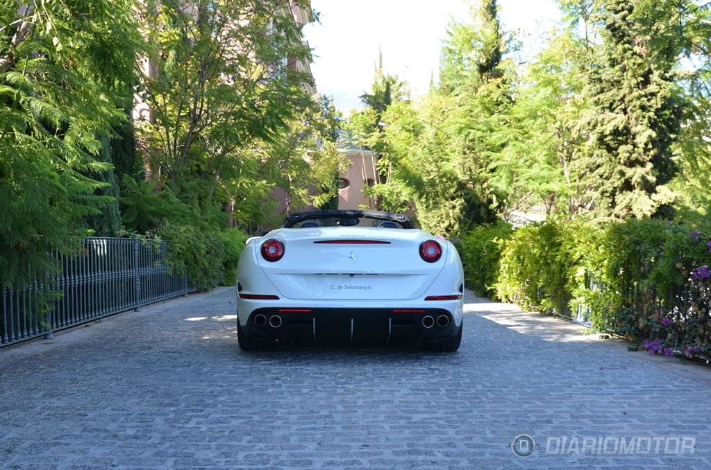 Vista trasera del Ferrari California T destacando sus pilotos y difusor.