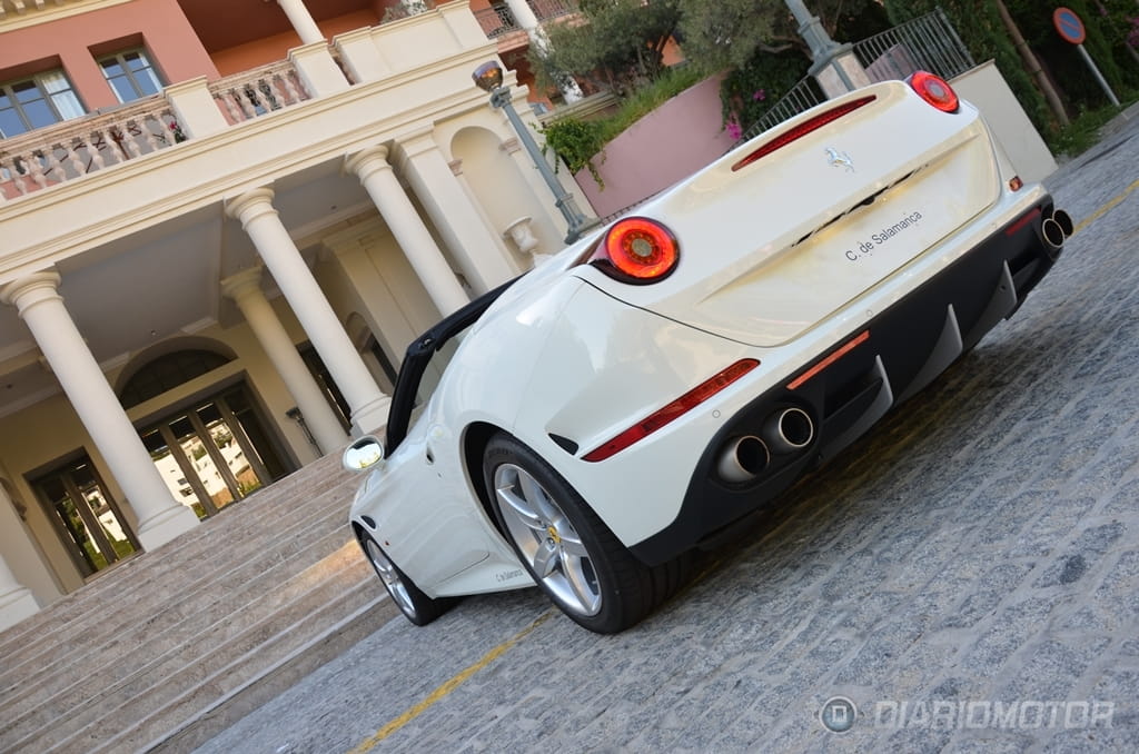 Angular posterior del Ferrari California T destacando sus líneas y escapes.