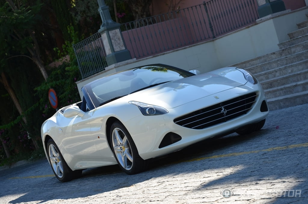 Vista angular del Ferrari California T con techo plegado.