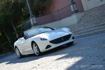 Ferrari California T perfilado con una imponente vista delantera y lateral.
