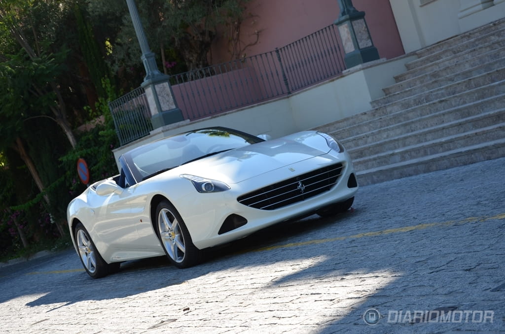 Ferrari California T perfilado con una imponente vista delantera y lateral.