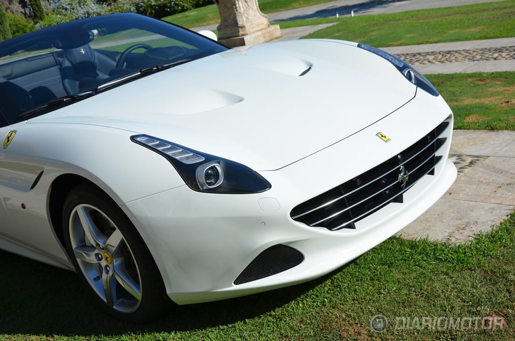 Vista angular del Ferrari California T, enfocando la fascia delantera y las llantas.