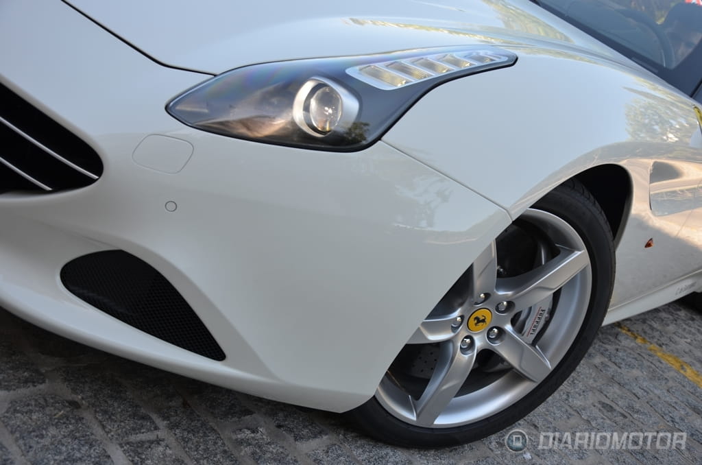 Vista angular delantera que resalta las líneas del Ferrari California T.