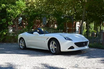 Vista lateral que muestra la elegante silueta del Ferrari California T.