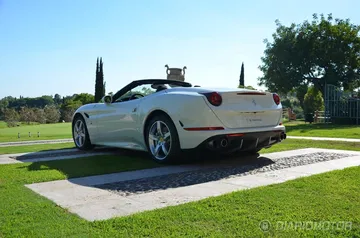 Vista lateral del Ferrari California T resaltando su línea deportiva.