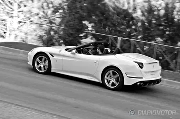 Dinamismo puro en esta toma lateral del Ferrari California T en movimiento.