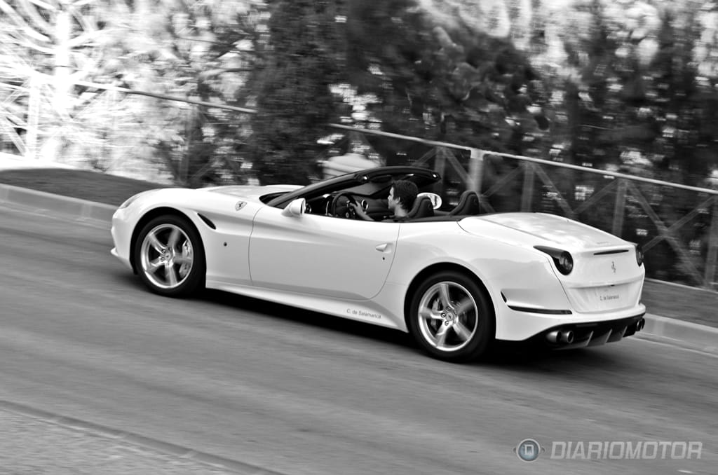 Dinamismo puro en esta toma lateral del Ferrari California T en movimiento.