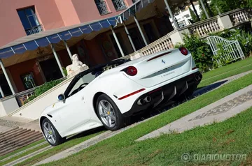 Vista en ángulo del Ferrari California T destacando su diseño aerodinámico.