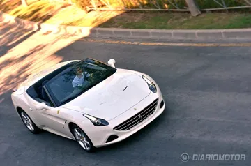 Vista superior del Ferrari California T, destacando su diseño elegante.