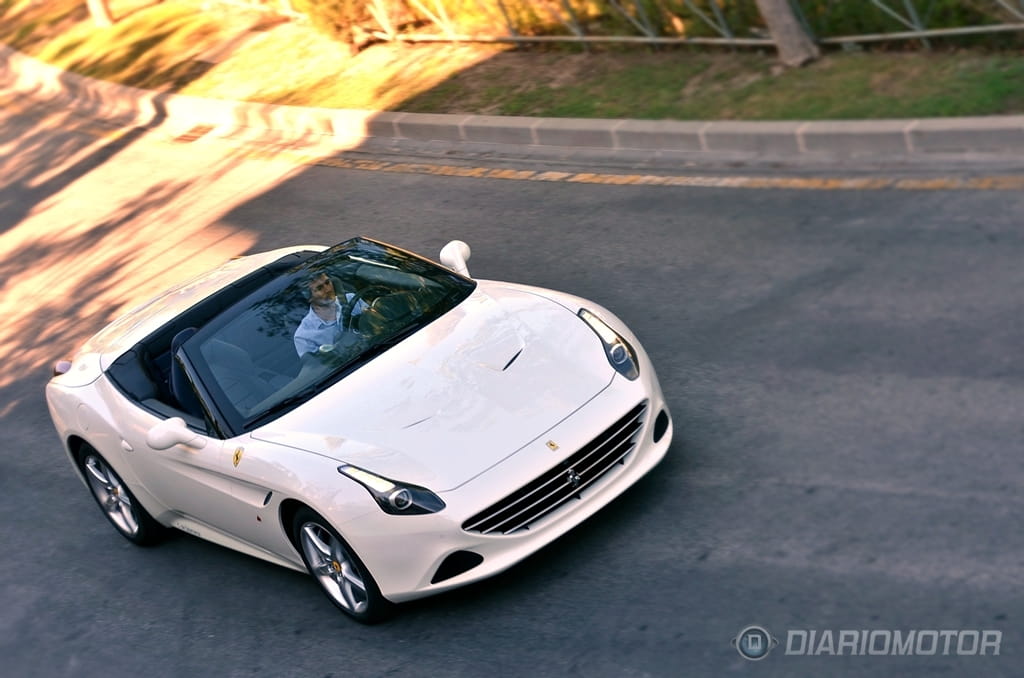 Vista superior del Ferrari California T, destacando su diseño elegante.